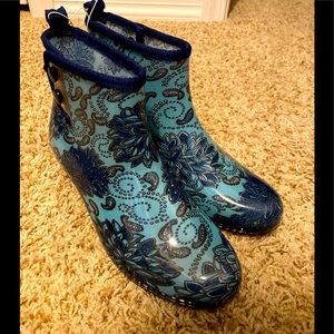 Petal & Co blue paisley garden rain boot - Size 8 NWT